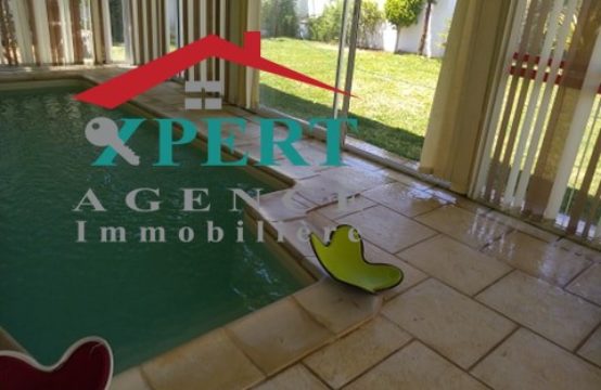 une superbe villa S 3 disposant d&rsquo;une piscine intérieure et un jardin gazonné sise à Chott Mariem